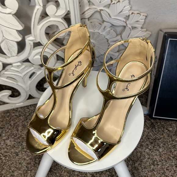 Qupid Strappy METALLIC  Gold Heels BRAND NEW IN BOX FAST SHIPPING 🚀 - Picture 4 of 8